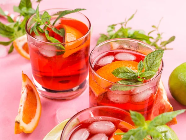 Frischer eisgekühlter roter Cocktail mit Blutorange — Stockfoto