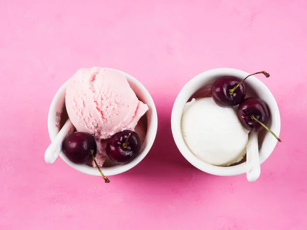 Dos tazas de helado con cerezas en rosa —  Fotos de Stock