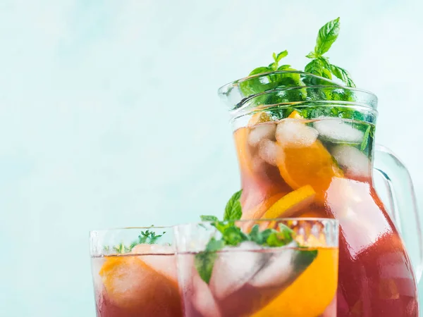 Cocktail Rouge Frais Mocktail Sangria Pichet Verres Avec Glace Feuilles — Photo