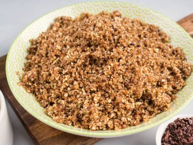 Yulaf, fındık, hurma, kurutulmuş meyve, keten ve kenevir tohumu, çikolata parçaları ve ev yapımı vegan enerji topları için akçaağaç şurubu karışımı.