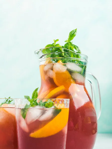 Cocktail Rouge Frais Mocktail Sangria Pichet Verres Avec Glace Feuilles — Photo