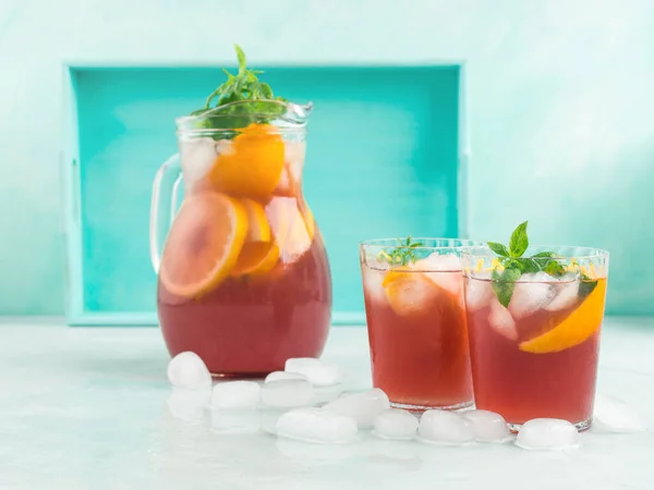 Frischer Roter Cocktail Sangria Krug Und Gläsern Mit Eis Minzblättern — Stockfoto