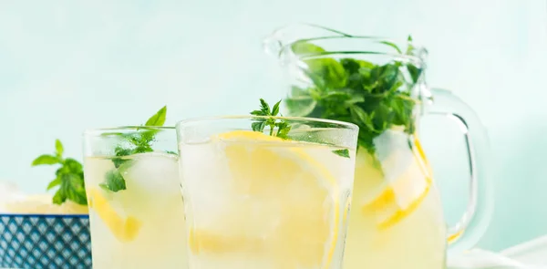 Limonada Fresca Jarra Vasos Con Hielo Hojas Menta Rodajas Limón —  Fotos de Stock