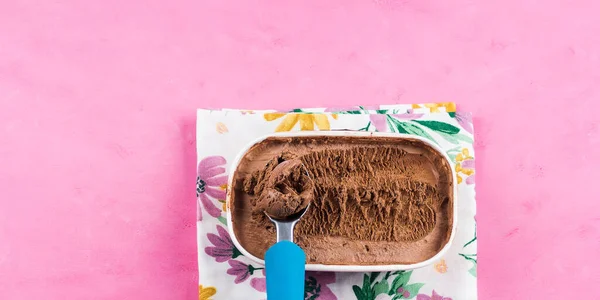 Zmrzlina Naběračka Čokoládové Zmrzlinové Vaně Ubrousku Růžovém Pozadí Nápis — Stock fotografie