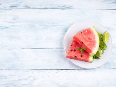 Beyaz ahşap masa arkasında karpuz ve limon dilimleri. Meyve püresi malzemeleri. Üst görünüm