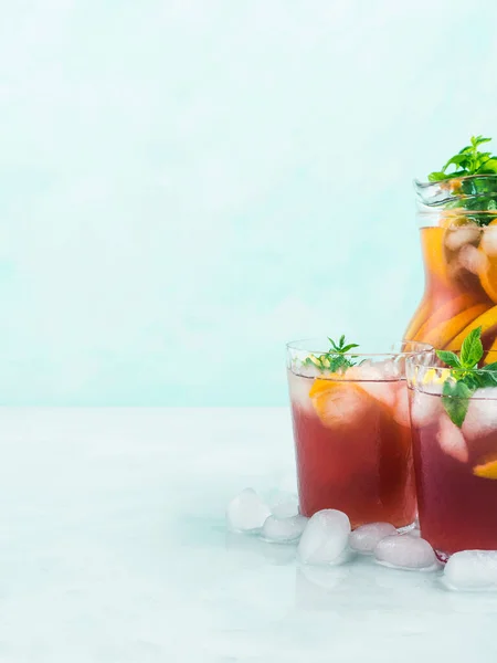 Frischer Roter Cocktail Sangria Krug Und Gläsern Mit Eis Minzblättern — Stockfoto