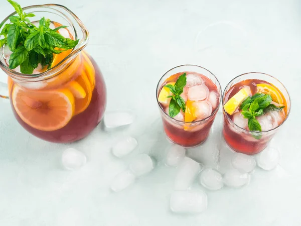 Sangria Cóctel Rojo Fresco Jarra Vasos Con Hielo Hojas Menta — Foto de Stock