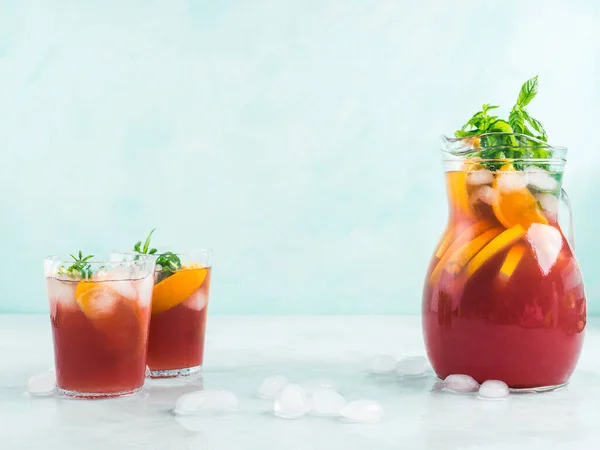 Frischer Roter Cocktail Sangria Krug Und Gläsern Mit Eis Minzblättern — Stockfoto