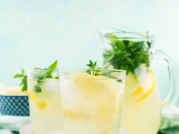 Limonada Fresca Jarra Vasos Con Hielo Hojas Menta Rodajas Limón —  Fotos de Stock