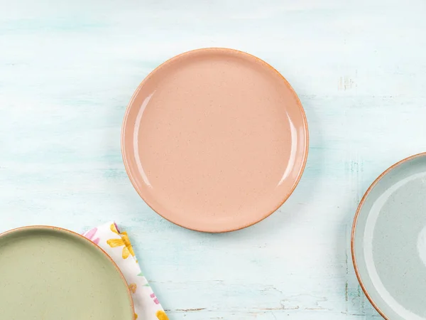 Pastel cor pratos em fundo turquesa — Fotografia de Stock