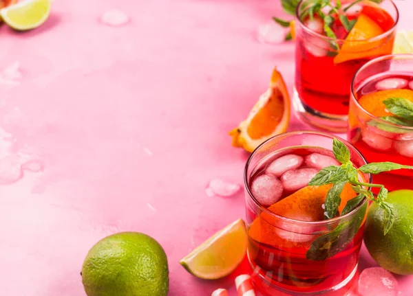 Cocktail rouge frais avec fond orange sang — Photo