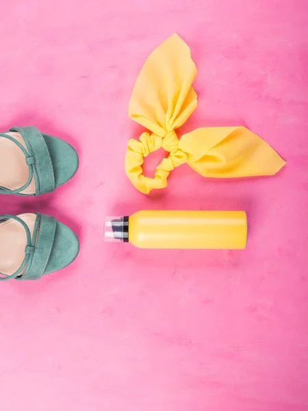 Gul solbeskyttelse spray, hår slips og sandaler - Stock-foto