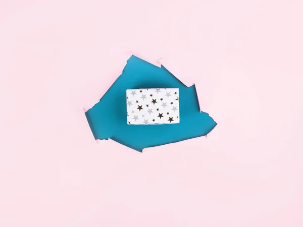 Christmas gift box in Aqua paper hole on pink — Stock Photo, Image