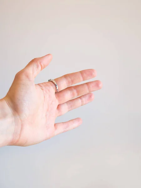 Rozšířená ženská ruka s otevřenou dlaní — Stock fotografie