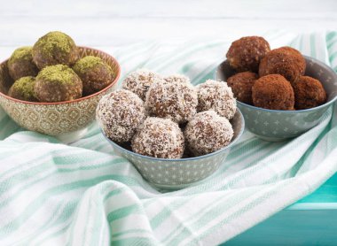 Kaselerde üç farklı tat enerji topu var.