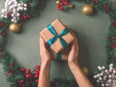 Noel hediyeleri kadınların elinde.