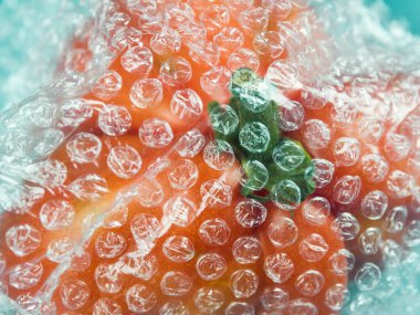 Turkuazda plastik pakette domates