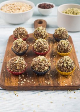 Enerji protein topları, hurma ve kenevir tohumları.