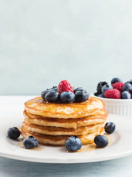 Pile de crêpes aux myrtilles et sirop — Photo