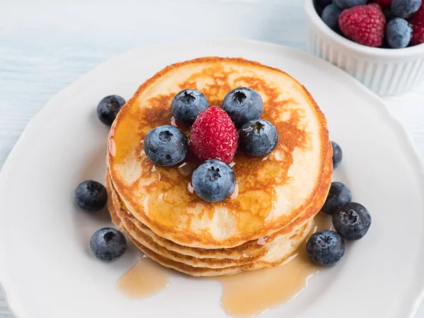 Pile de crêpes aux myrtilles et sirop — Photo