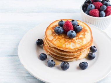 Yaban mersinli ve şuruplu krep yığını.