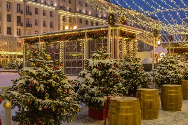 Işıklı ve dekore edilmiş Noel ağacına şehir sokakları