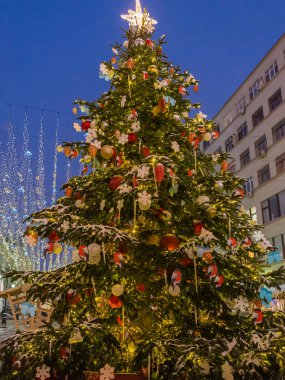 Işıklı ve dekore edilmiş Noel ağacına şehir sokakları