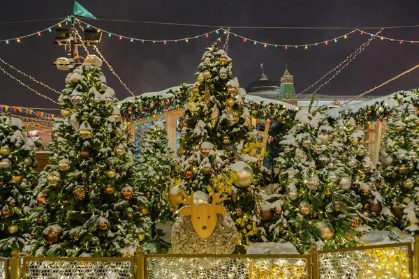 Beleuchteter Und Geschmückter Weihnachtsbaum Auf Den Straßen Der Stadt — Stockfoto