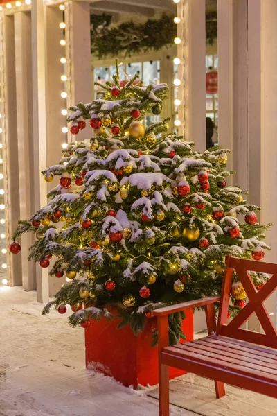 Osvětlené Zdobené Vánoční Strom Ulicích Města Stock Obrázky