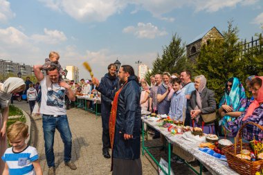 Rahip Ea arifesinde Paskalya yumurtaları ve Paskalya kek kutsar