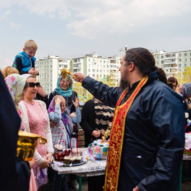 Rahip Ea arifesinde Paskalya yumurtaları ve Paskalya kek kutsar