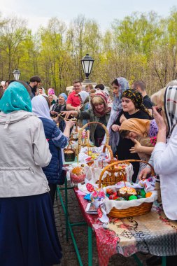 İnananlar kilisede Paskalya yumurtaları ve Paskalya kekleri kutsarlar