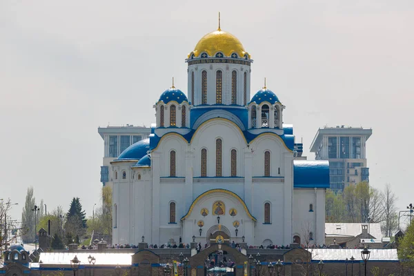 Moscovitas visitan la iglesia en la víspera de una fiesta religiosa de ort — Foto de Stock