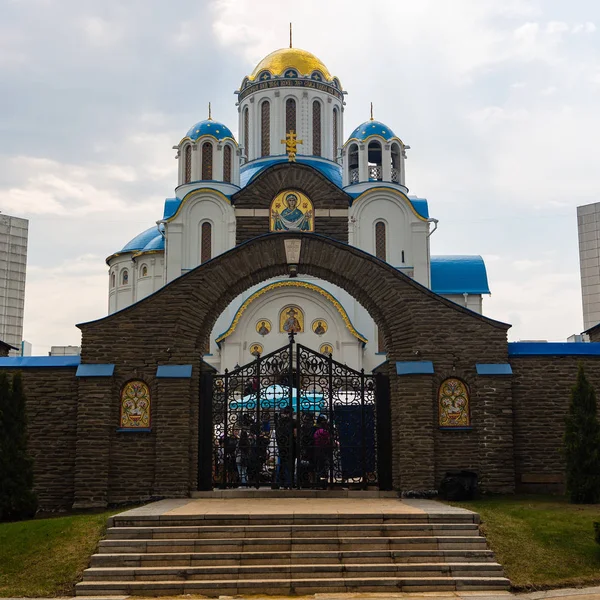 Muscovites besöka kyrkan på tröskeln till en religiös semesterort — Stockfoto