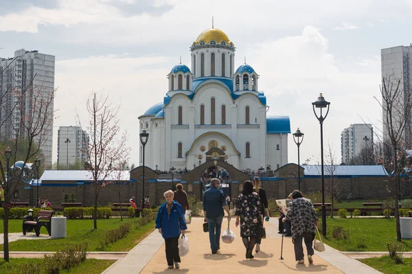 Moscovitas visitan la iglesia en la víspera de una fiesta religiosa de ort — Foto de Stock