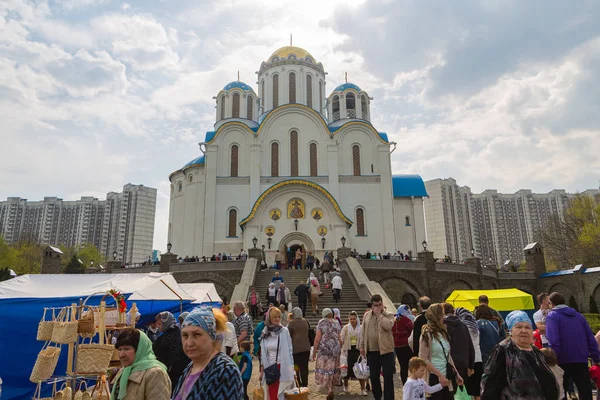 Muscovites besöka kyrkan på tröskeln till en religiös semesterort — Stockfoto
