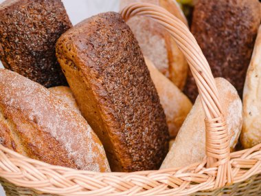 Sepetteki çeşitli ekmekler..