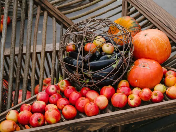 Vetrina Creativa Con Frutta Verdura Sul Mercato Mele Melanzane Zucche — Foto Stock