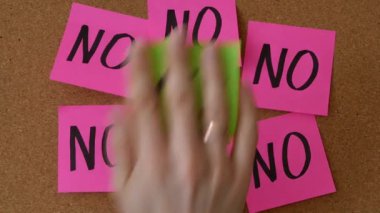 Bir kişinin notların arasına 