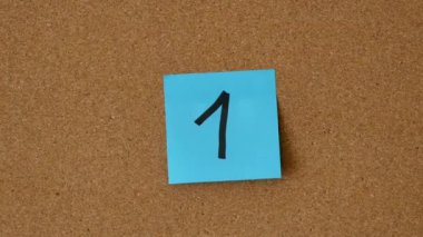 Tahtaya 0 'dan 10' a kadar sayıları yapıştıran kişiye yakın çekim. İlk 10 'da. Geri sayım