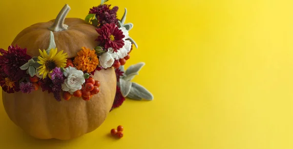 Kompozycja Jesienna Świeża Dynia Kwiatami Żółtym Tle Odbiór Szablon Dla — Zdjęcie stockowe