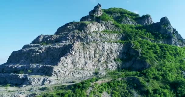 Vlucht Van Camera Bij Berg Met Naam Snake Vlakbij Stad — Stockvideo