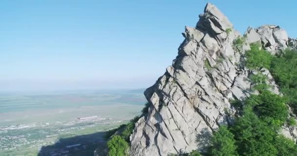 Een Drone Vliegt Vanuit Lucht Rond Top Van Een Klif — Stockvideo