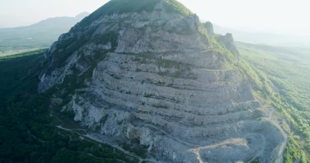 Een Drone Vliegt Vanuit Lucht Rond Een Rotstop Vlakbij Een — Stockvideo