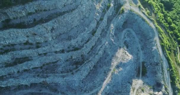 Drone Voa Vista Aérea Torno Pico Rocha Perto Uma Montanha — Vídeo de Stock