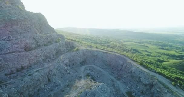 Een Drone Vliegt Vanuit Lucht Rond Een Rotstop Vlakbij Een — Stockvideo