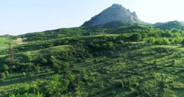 Ormanın üzerinden uçan kamera ve dağın yakınındaki Yılan isimli çayırlar. Rusya 'nın Stavropol Bölgesi' ndeki Mineralnye Vody şehrinden çok uzak değil. Görüntü DJI Phantom 4 Pro tarafından çekildi 