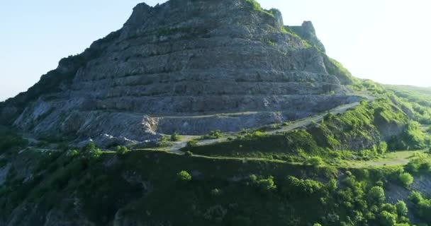 Die Drohnen Kamera Fliegt Auf Den Zerstörten Berg Stein Abgebaut — Stockvideo