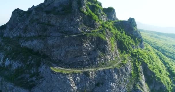 Een Drone Vliegt Vanuit Lucht Rond Een Rotstop Vlakbij Een — Stockvideo