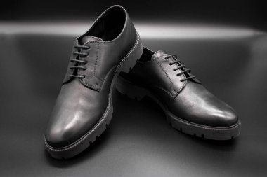 Arka planda siyah erkek ayakkabıları izole edilmiş